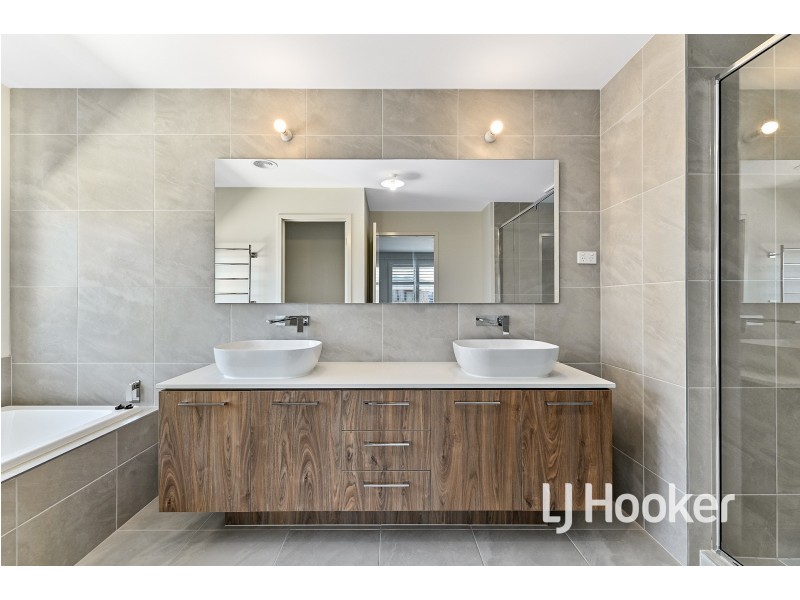 3 Maverick Crescent, Clyde North VIC 3978