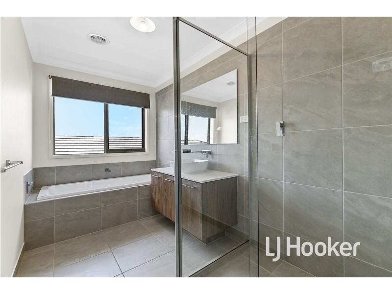 3 Maverick Crescent, Clyde North VIC 3978