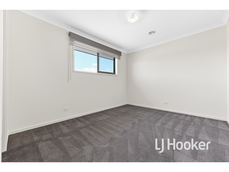 3 Maverick Crescent, Clyde North VIC 3978