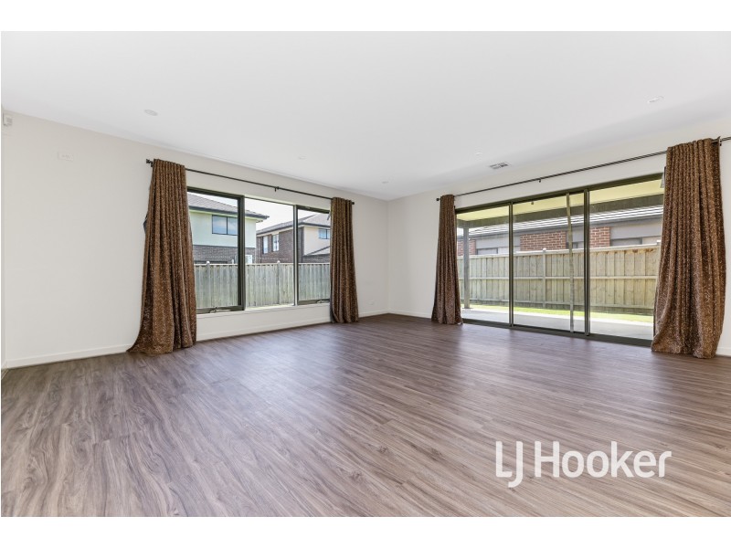 3 Maverick Crescent, Clyde North VIC 3978