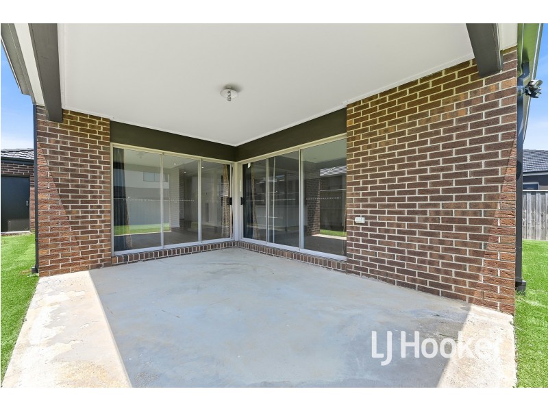 3 Maverick Crescent, Clyde North VIC 3978