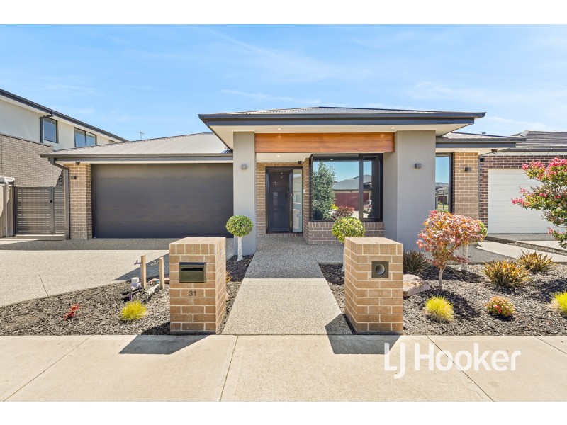 31 Maverick Crescent, Clyde North VIC 3978