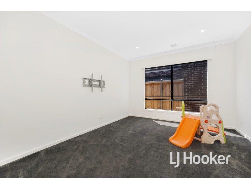 31 Maverick Crescent, Clyde North VIC 3978