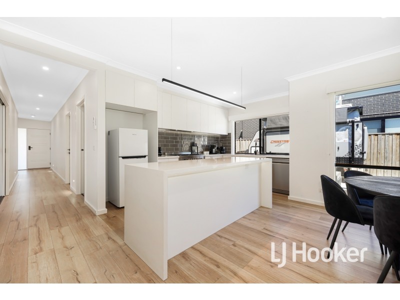 31 Maverick Crescent, Clyde North VIC 3978