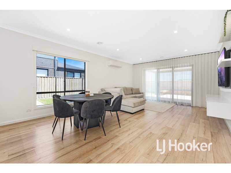 31 Maverick Crescent, Clyde North VIC 3978