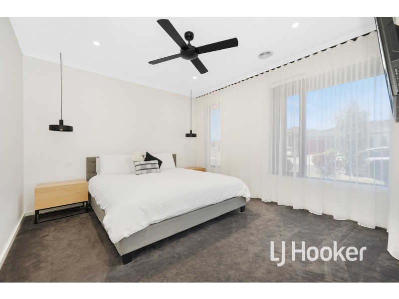 31 Maverick Crescent, Clyde North VIC 3978