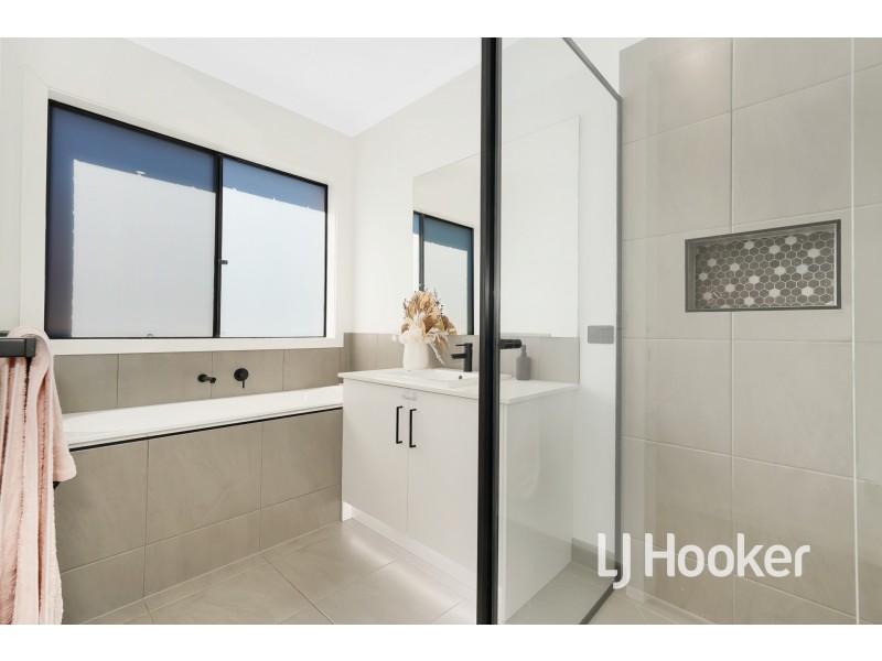 31 Maverick Crescent, Clyde North VIC 3978