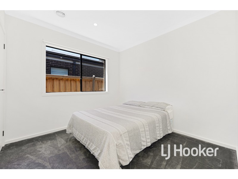 31 Maverick Crescent, Clyde North VIC 3978