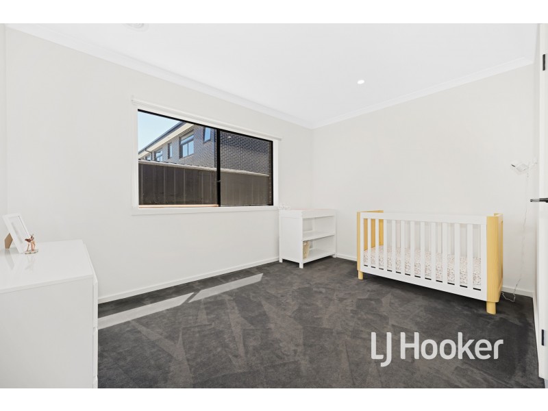 31 Maverick Crescent, Clyde North VIC 3978