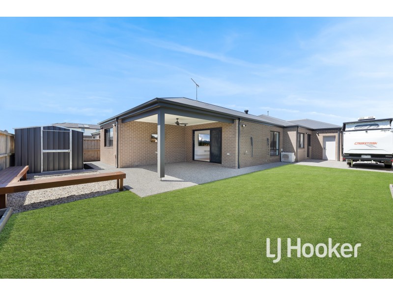 31 Maverick Crescent, Clyde North VIC 3978