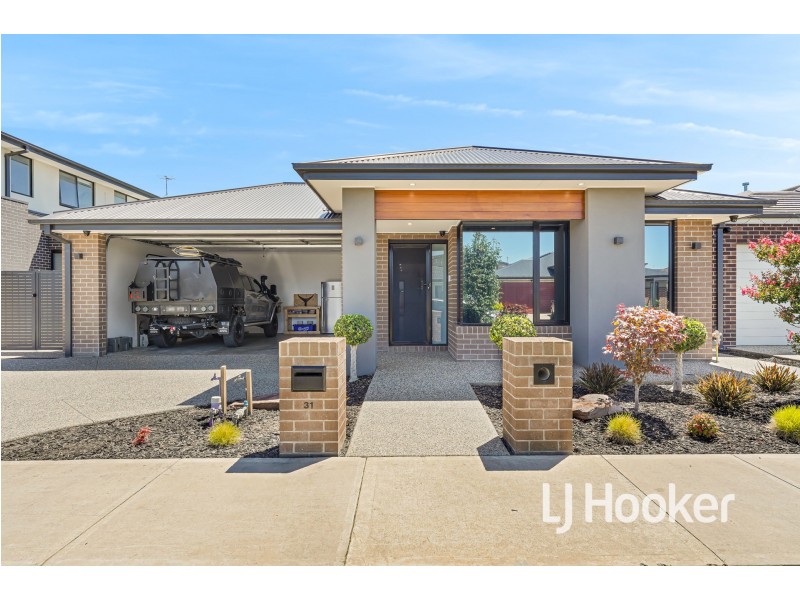 31 Maverick Crescent, Clyde North VIC 3978