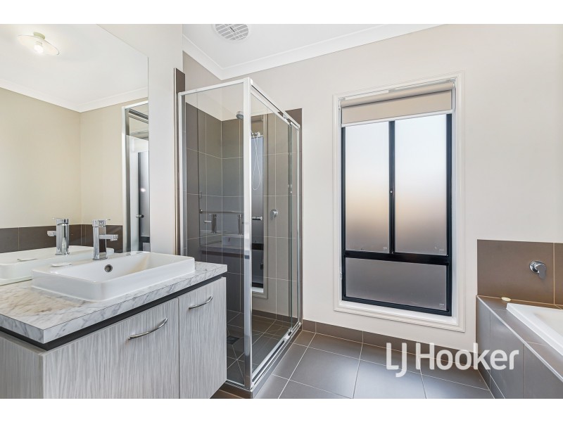 28 Bernardins Street, Clyde North VIC 3978