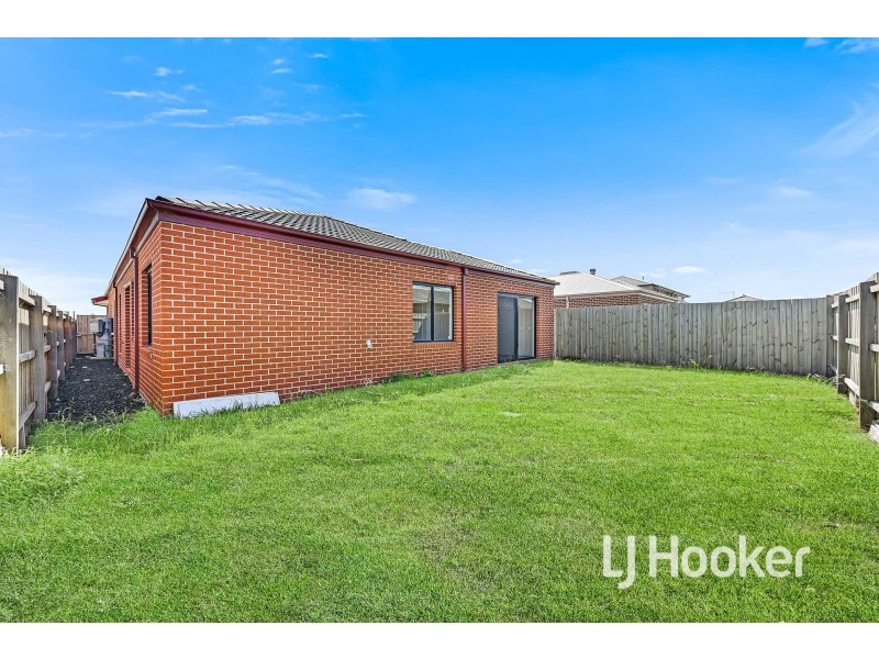 28 Bernardins Street, Clyde North VIC 3978