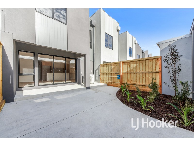 3 Allemande Walk, Cranbourne South VIC 3977