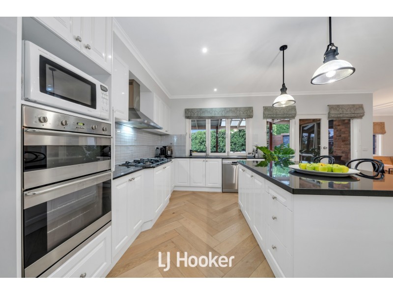 16 Mandurah Chase, Berwick VIC 3806