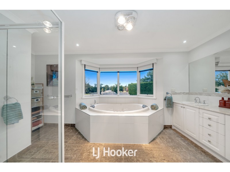 16 Mandurah Chase, Berwick VIC 3806