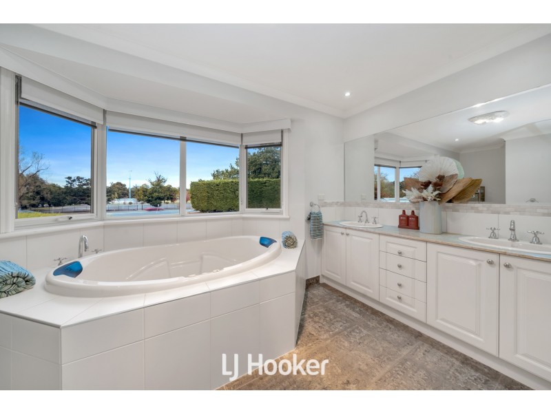 16 Mandurah Chase, Berwick VIC 3806