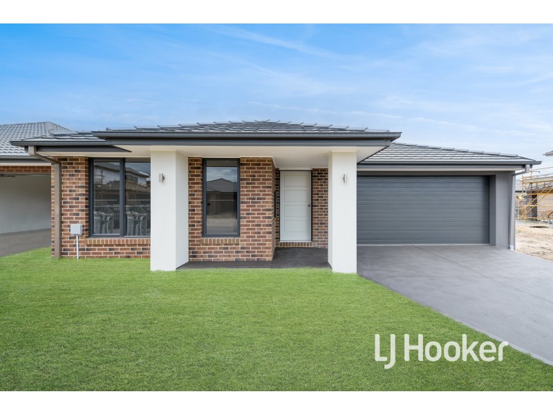 16 Creative Avenue, Clyde North VIC 3978