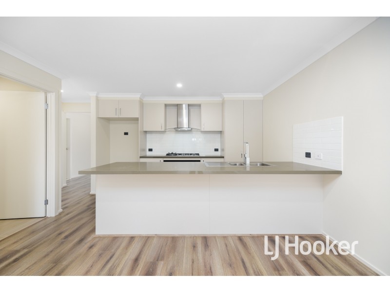 16 Creative Avenue, Clyde North VIC 3978