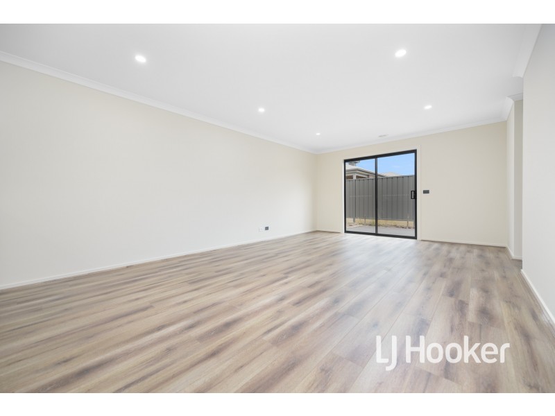 16 Creative Avenue, Clyde North VIC 3978