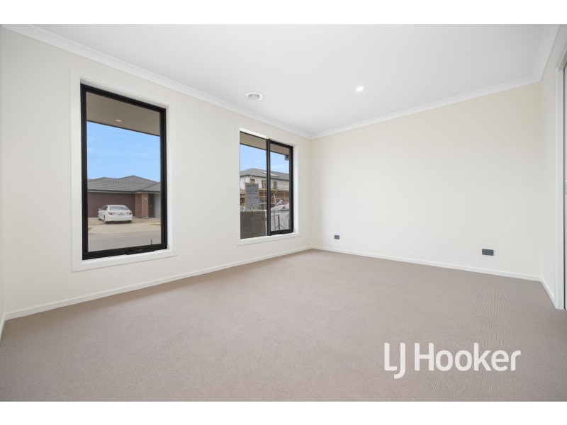 16 Creative Avenue, Clyde North VIC 3978