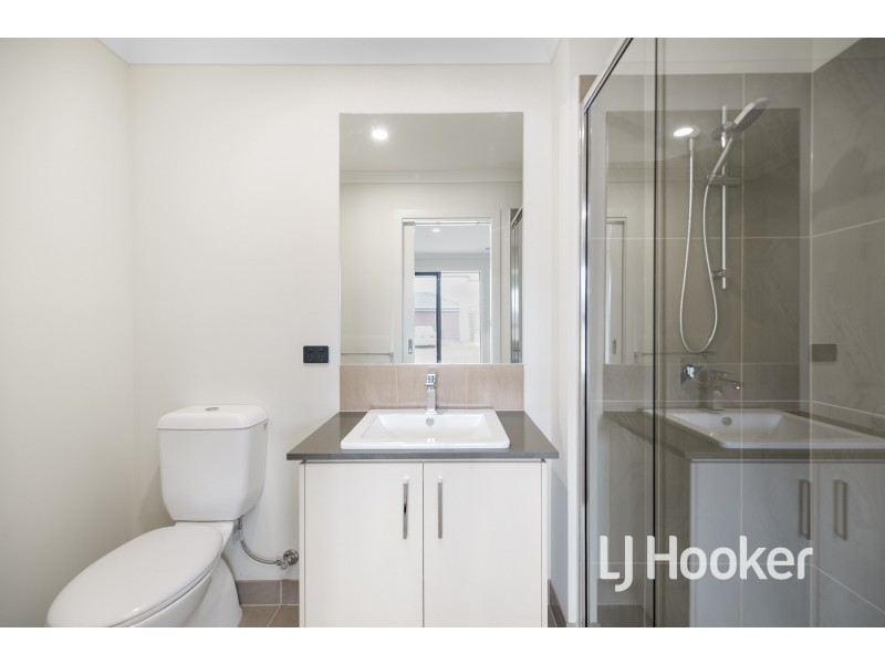 16 Creative Avenue, Clyde North VIC 3978