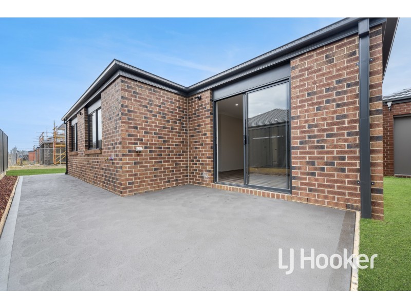 16 Creative Avenue, Clyde North VIC 3978