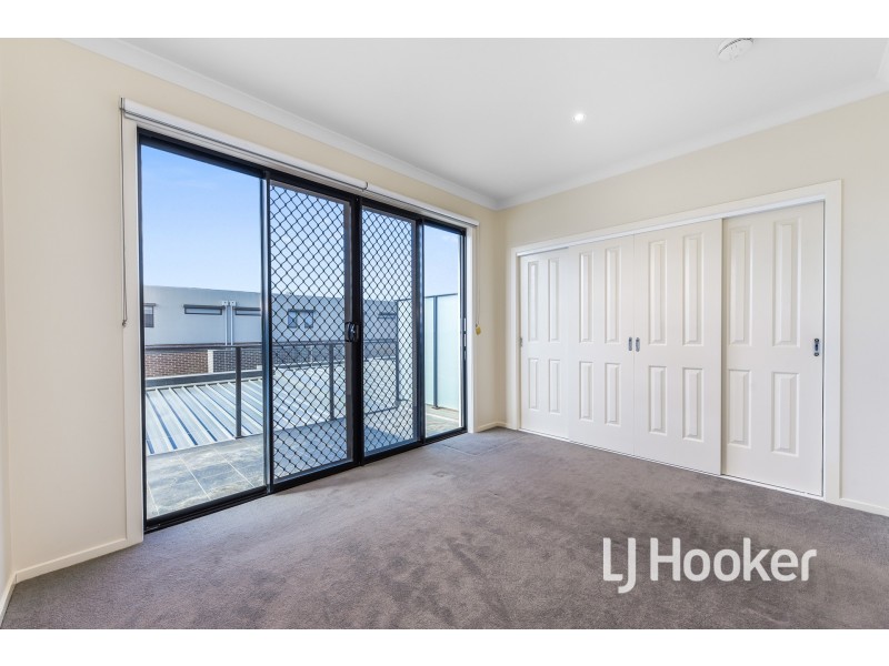 11 Bentley Lane, Clyde North VIC 3978