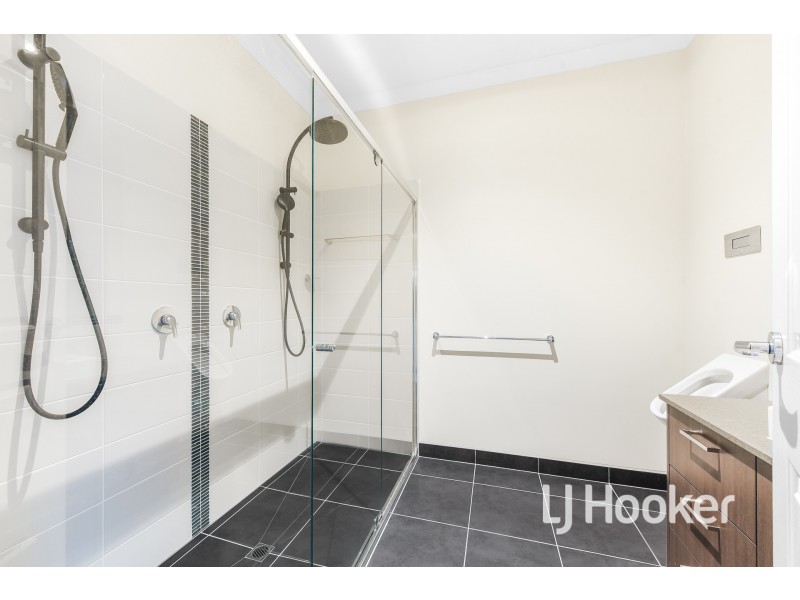 11 Bentley Lane, Clyde North VIC 3978