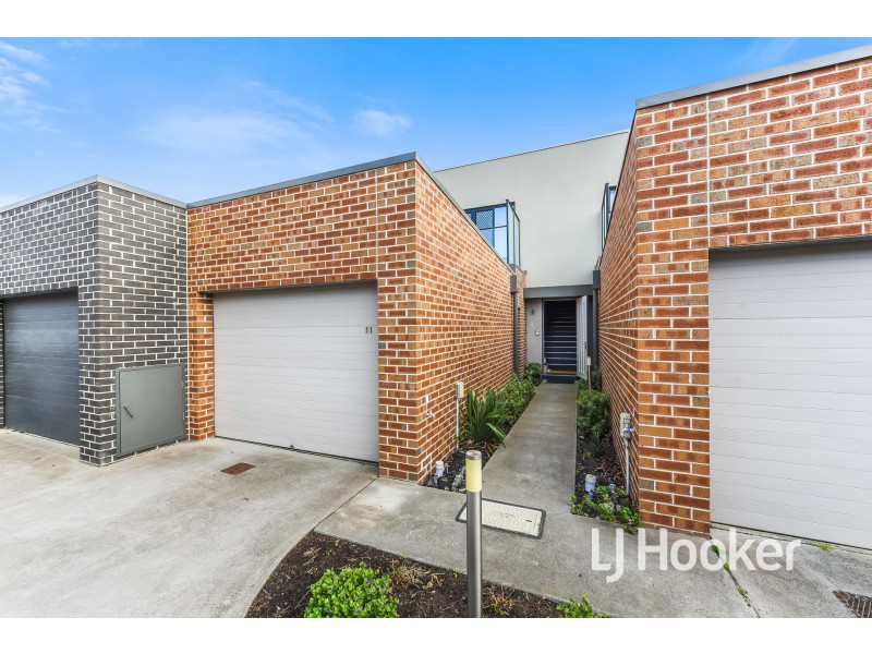 11 Bentley Lane, Clyde North VIC 3978