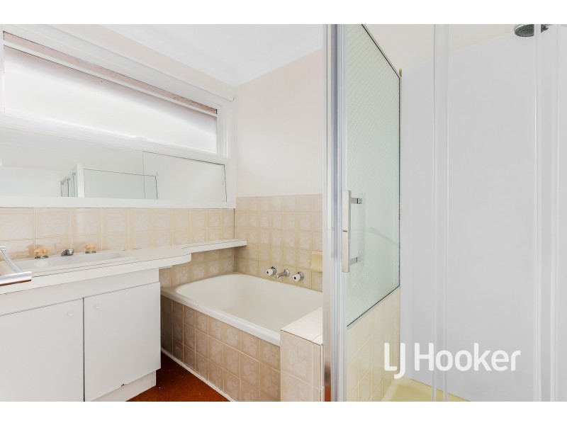 33 John Fawkner Drive, Endeavour Hills VIC 3802