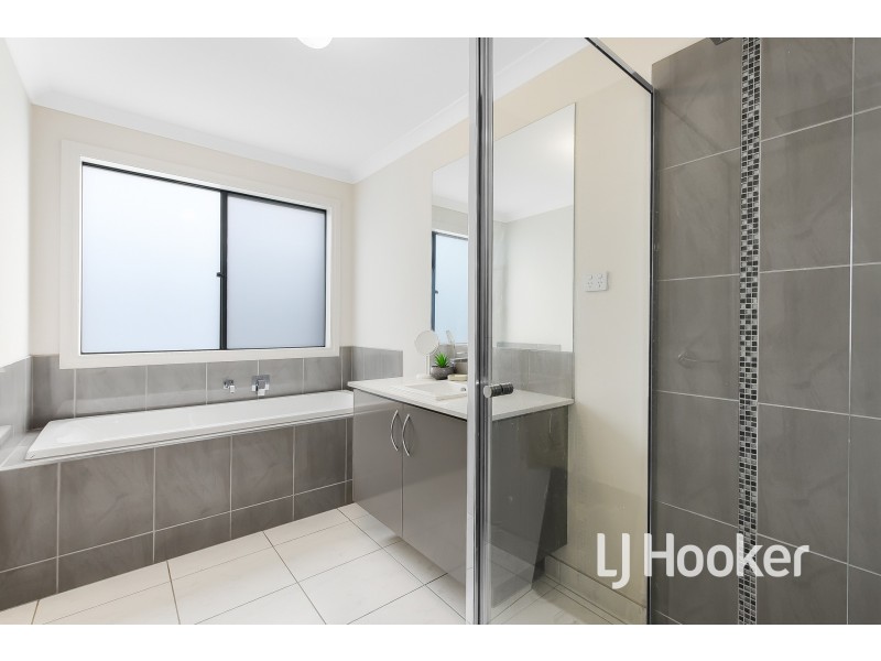 40 Plymouth Boulevarde, Clyde VIC 3978