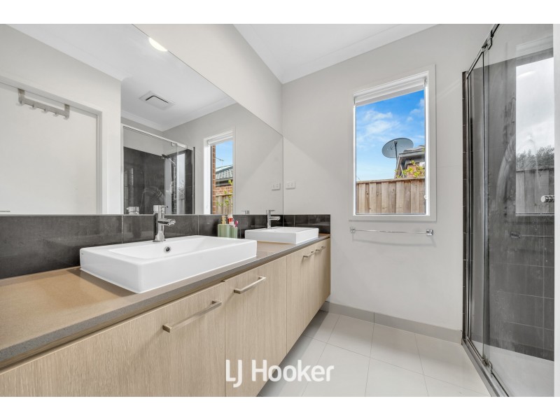 8 Papa Way, Officer VIC 3809