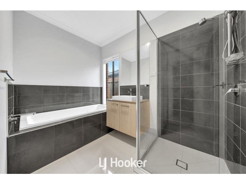 8 Papa Way, Officer VIC 3809