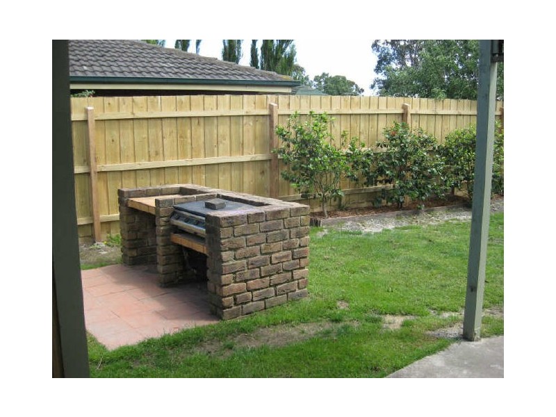 8 Sylvia Road, Beaconsfield VIC 3807