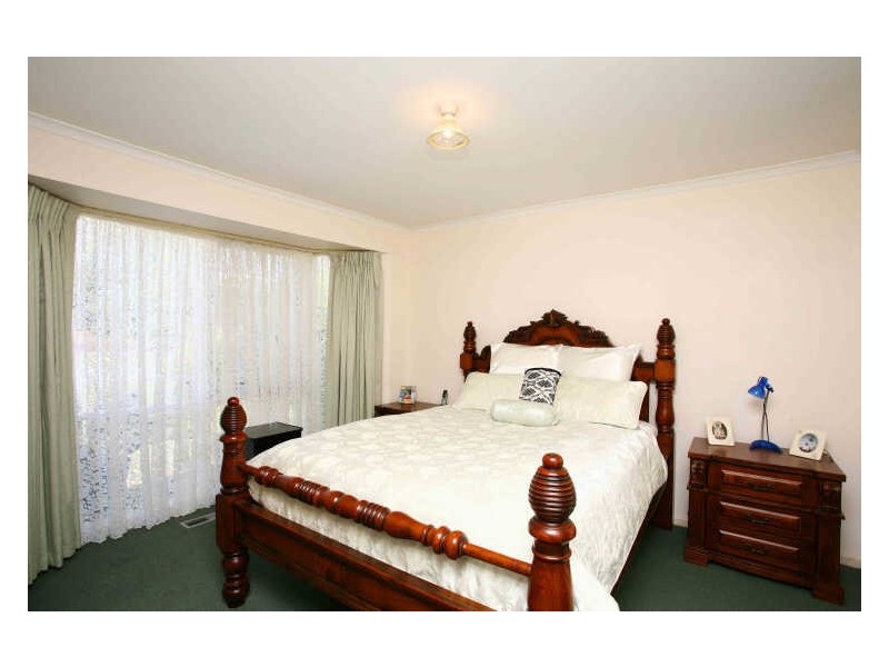 64 St Boswells Avenue, Berwick VIC 3806