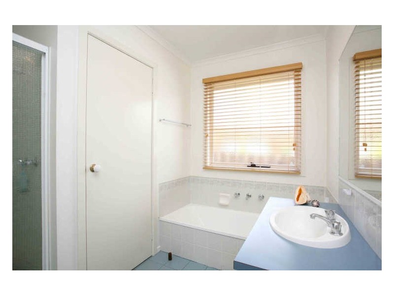 64 St Boswells Avenue, Berwick VIC 3806