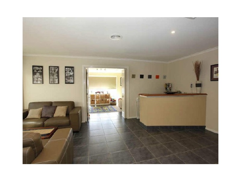 10 Redmore Avenue, Berwick VIC 3806