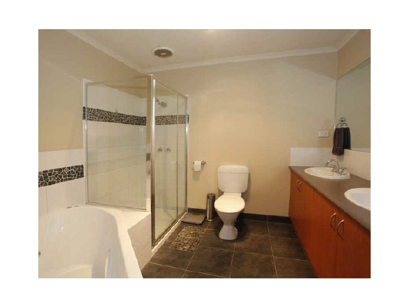 10 Redmore Avenue, Berwick VIC 3806