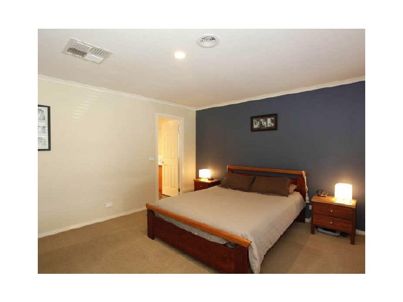 10 Redmore Avenue, Berwick VIC 3806