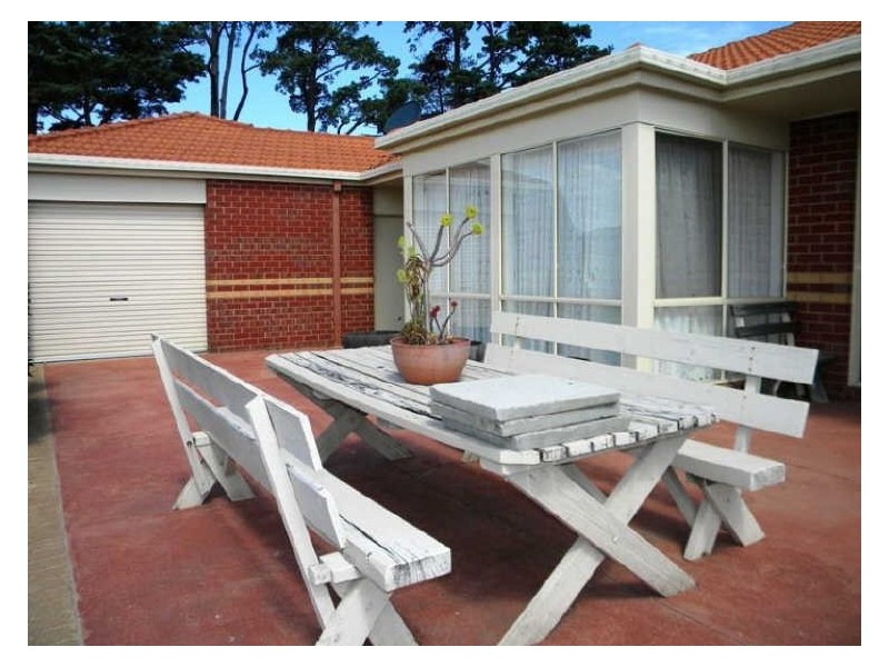 2 Club House Crescent, Cranbourne East VIC 3977