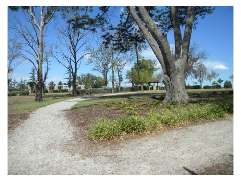 2 Club House Crescent, Cranbourne East VIC 3977