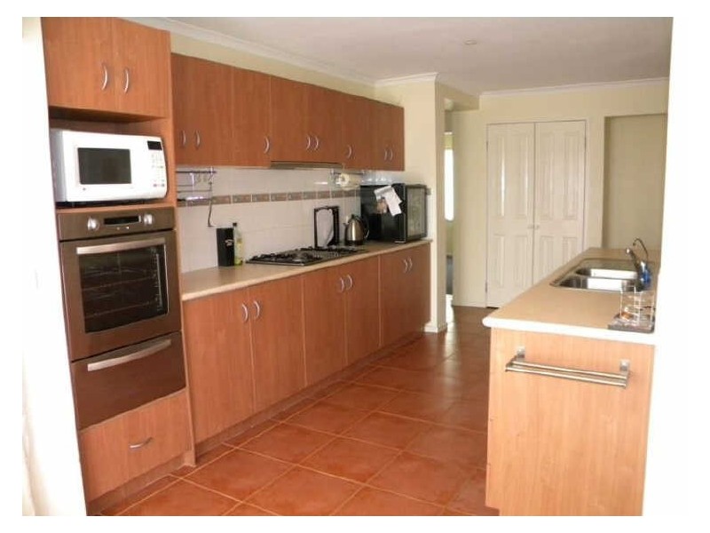 2 Club House Crescent, Cranbourne East VIC 3977