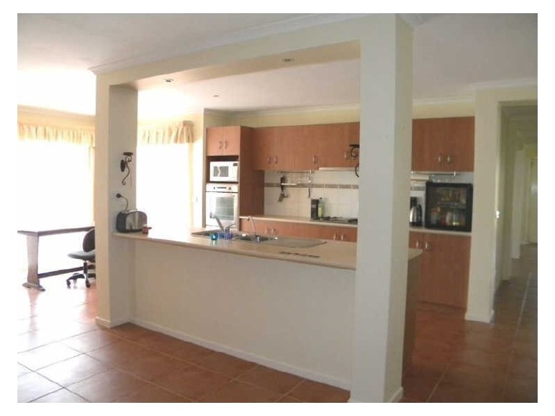 2 Club House Crescent, Cranbourne East VIC 3977