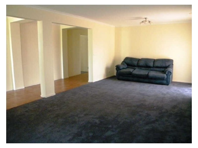 2 Club House Crescent, Cranbourne East VIC 3977