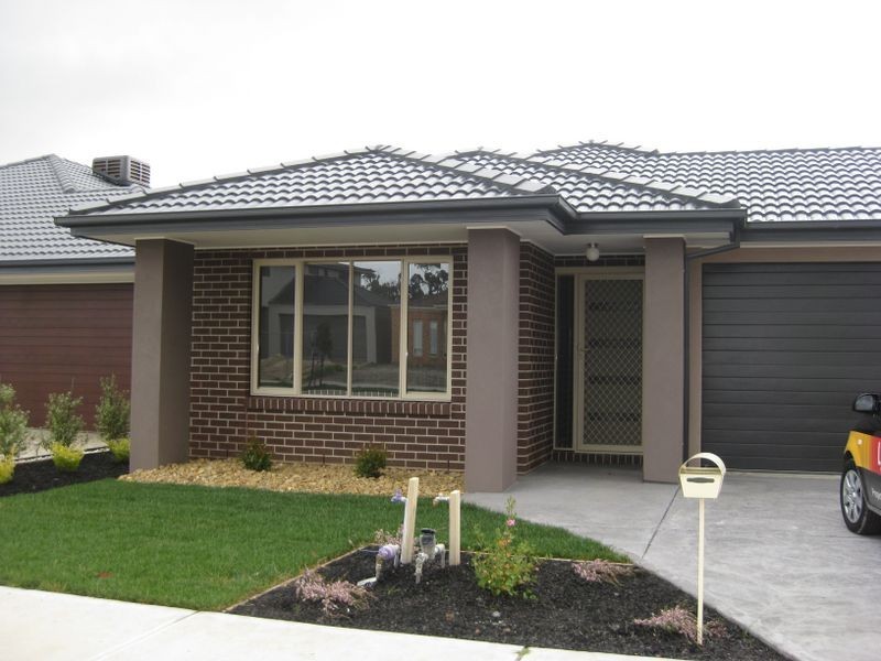 24 Mannavue Blvd, Cranbourne North VIC 3977