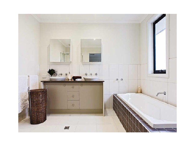 2 Boronia Avenue, Cranbourne VIC 3977