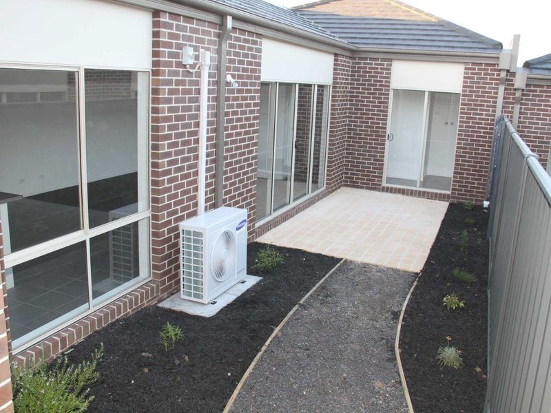 10 Tolpis Lane, Cranbourne North VIC 3977