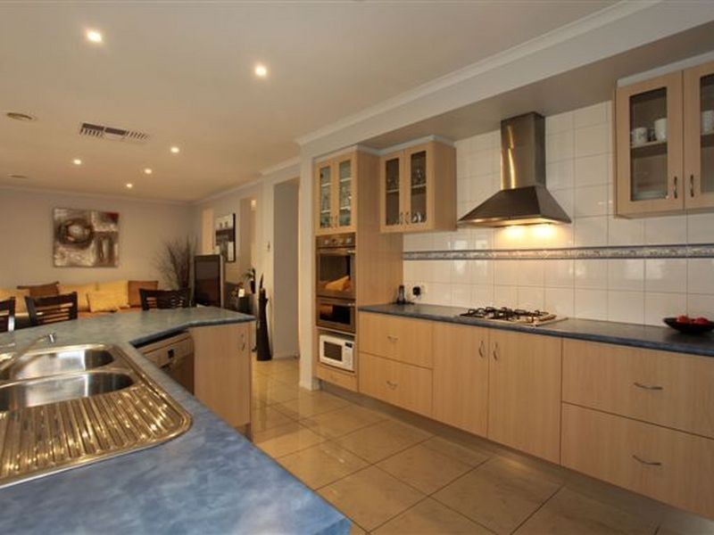 28 Olive Road, Lynbrook VIC 3975