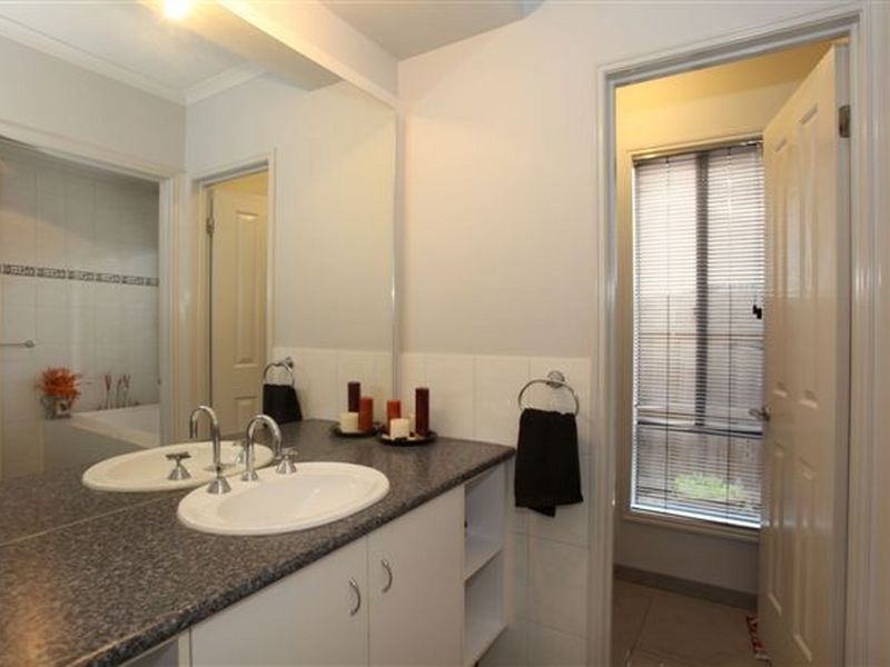 28 Olive Road, Lynbrook VIC 3975